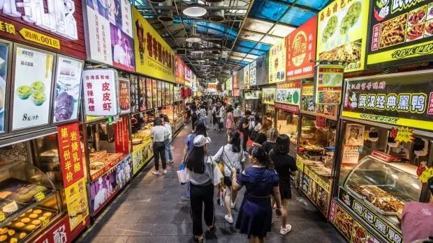 #英国报姐#越出国，越爱国！上千海外学子高喊：出国后才更知道祖国有多好！