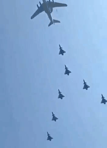 经济日报■受阅飞机“掉舱门”了？真相来了！