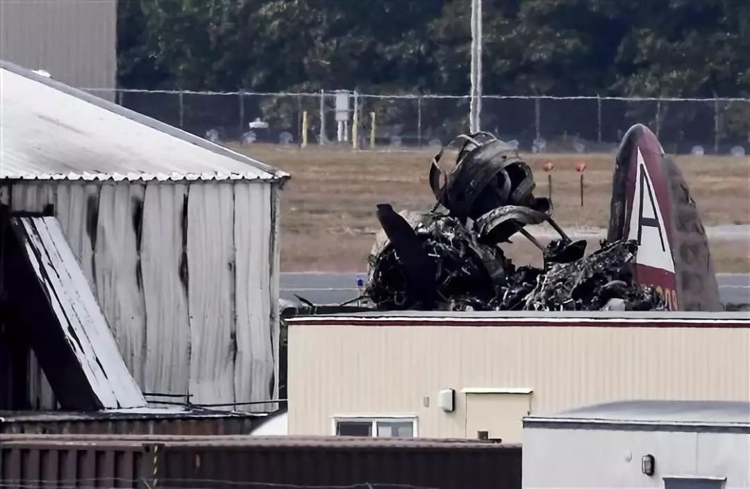 「环球时报」突发！美国一架B-17轰炸机坠毁7人死亡