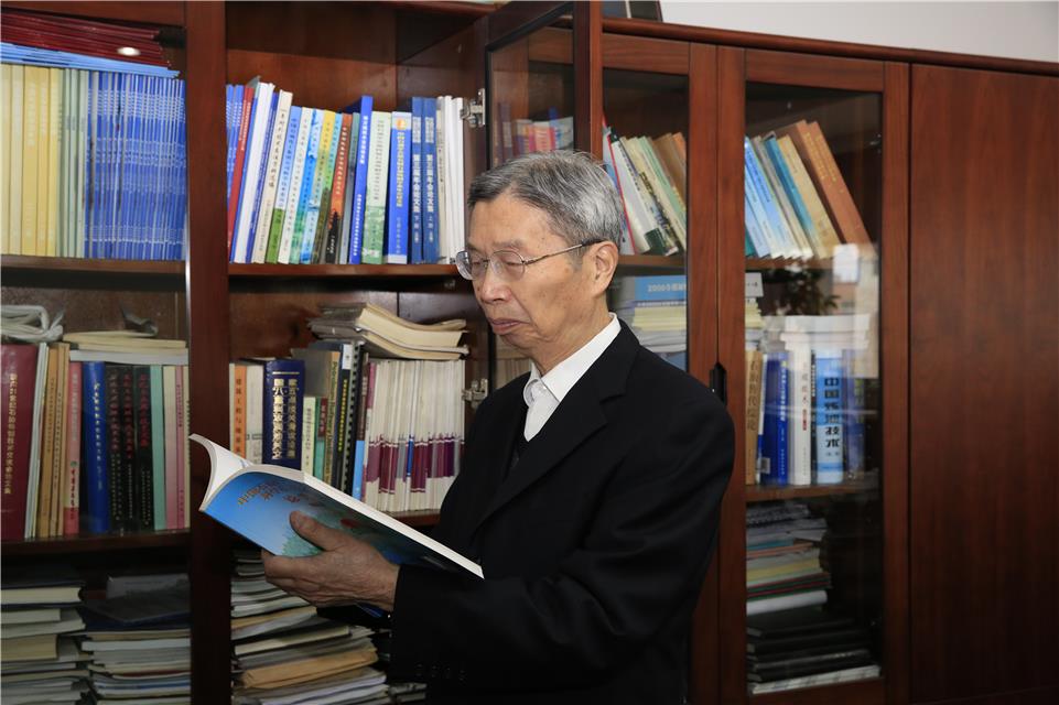 经济日报@泪目！70年至诚报国，92岁老院士依然坚持在工作岗位上……