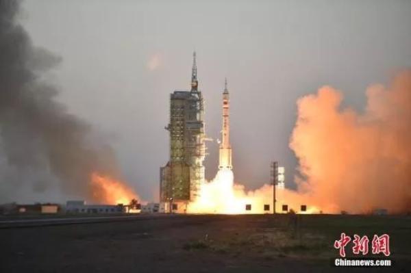 手机中国网@《我和我的祖国》票房破8亿，原型故事让人泪目