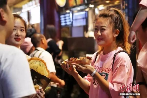 手机中国网@《我和我的祖国》票房破8亿，原型故事让人泪目