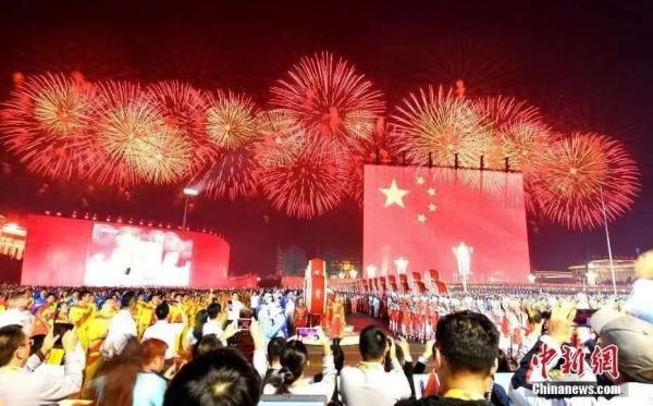 手机中国网@《我和我的祖国》票房破8亿，原型故事让人泪目