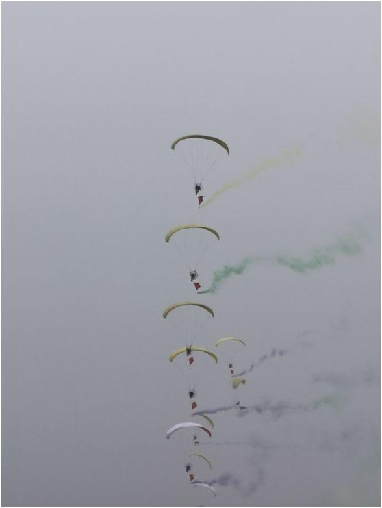 每日经济新闻：空中阅兵没看够？这个网红打卡地也有精彩的表演