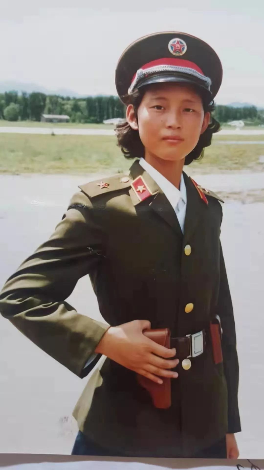 在今年的国庆阅兵中,仪仗方队的国旗护旗兵武振宇,武振州是一对来自我