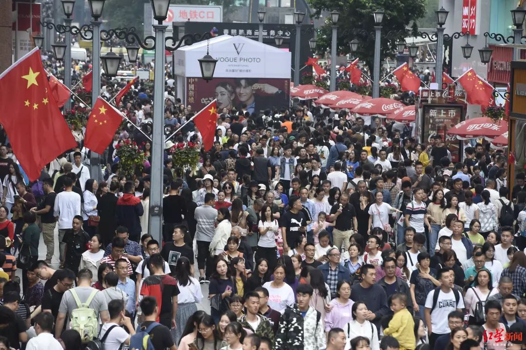 信息时报：景区有多挤？广州塔变这样！趵突泉看不到泉，外滩看不到滩，西湖看不到湖……