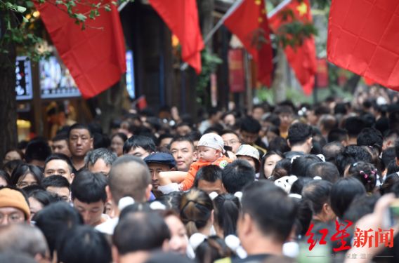 信息时报：景区有多挤？广州塔变这样！趵突泉看不到泉，外滩看不到滩，西湖看不到湖……