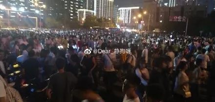 信息时报：景区有多挤？广州塔变这样！趵突泉看不到泉，外滩看不到滩，西湖看不到湖……