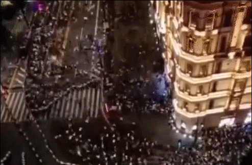 中国经济网■人从众！长城、外滩、西湖已挤成这样！“雨刷式”过马路惊呆网友