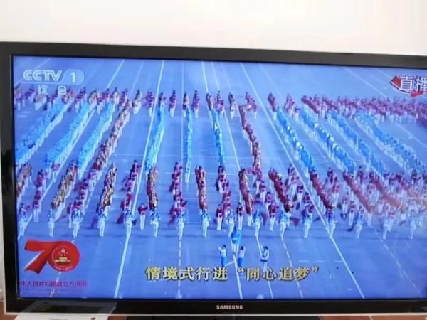 「手机中国网」你很棒！朋友圈里的“敬礼女孩”