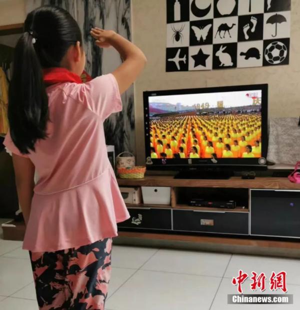 「手机中国网」你很棒！朋友圈里的“敬礼女孩”