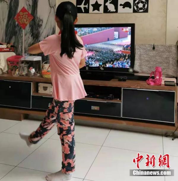 「手机中国网」你很棒！朋友圈里的“敬礼女孩”