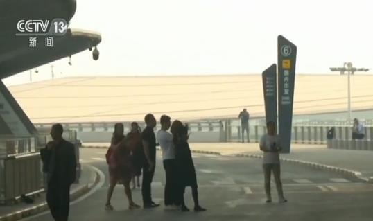 「生活报」游客“打卡”大兴机场太任性：机动车道停车，下车步行拍照