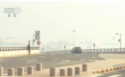 「生活报」游客“打卡”大兴机场太任性：机动车道停车，下车步行拍照