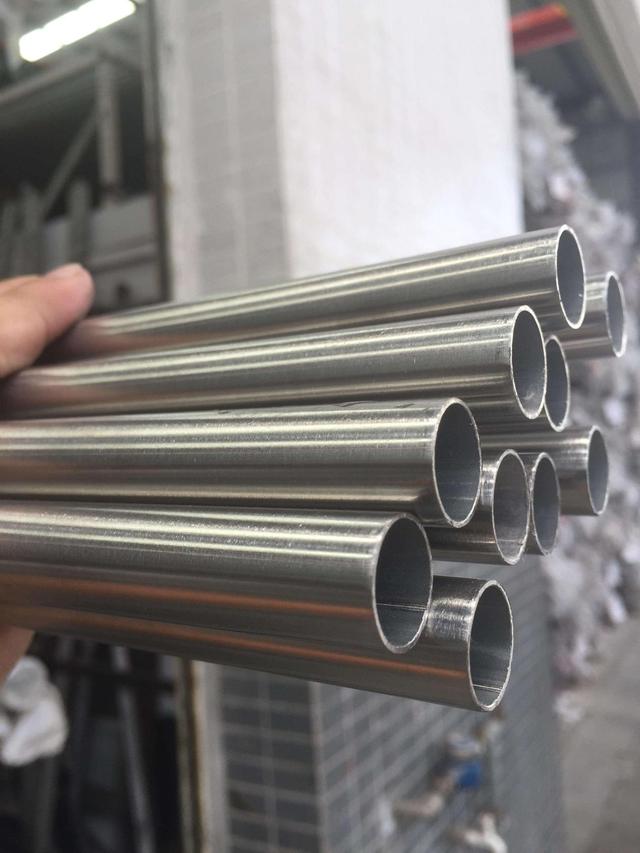 飞墨设计师：冷热水管不入墙还离墙壁10公分，这样也行？邻居见了夸师傅做得对