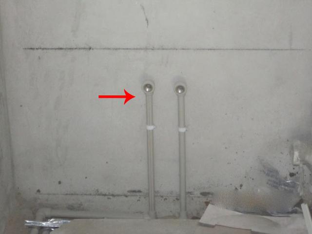 飞墨设计师：冷热水管不入墙还离墙壁10公分，这样也行？邻居见了夸师傅做得对