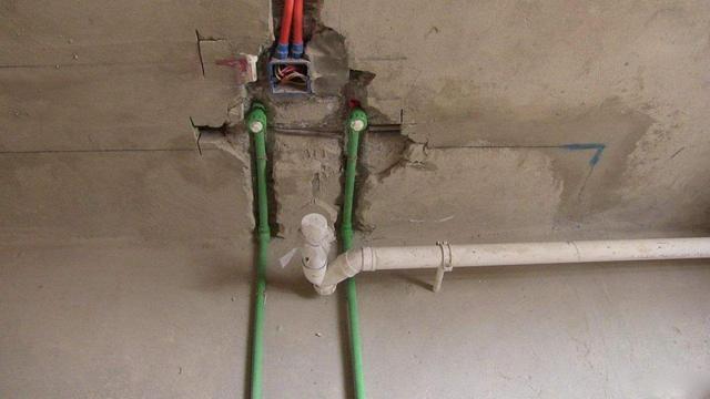 飞墨设计师：冷热水管不入墙还离墙壁10公分，这样也行？邻居见了夸师傅做得对