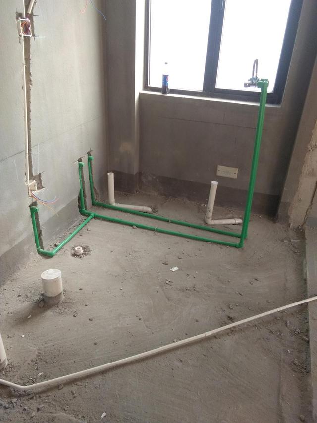 飞墨设计师：冷热水管不入墙还离墙壁10公分，这样也行？邻居见了夸师傅做得对