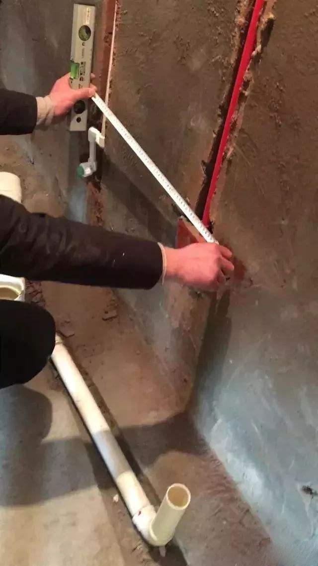 飞墨设计师：冷热水管不入墙还离墙壁10公分，这样也行？邻居见了夸师傅做得对