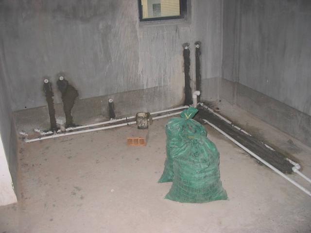 飞墨设计师：冷热水管不入墙还离墙壁10公分，这样也行？邻居见了夸师傅做得对