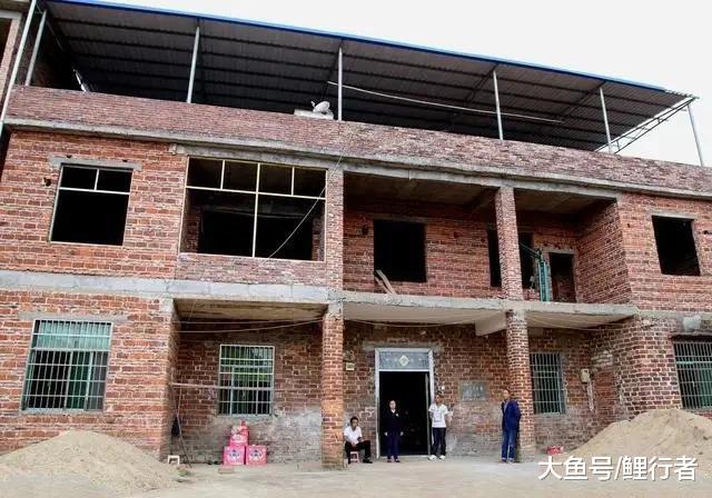 「中国质量万里行」为什么农村很多新盖的房子不装修也不住人？