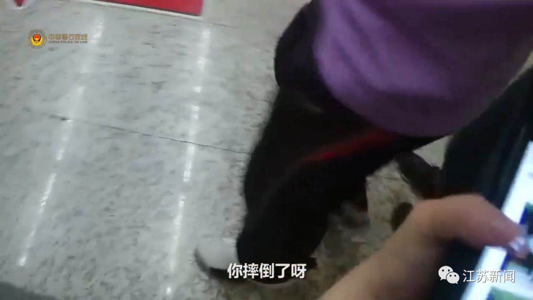 [陕西法制网]“我是警察！”姑娘一声吼，小伙一头扑进她怀里