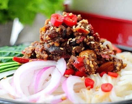 美食熊猫■好拌牛肉酱，拌饭拌面拌菜都可以，提味又下饭，家人顿顿想吃！