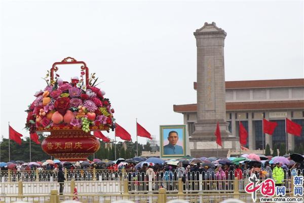 【手机中国网】北京迎降雨降温天气 游客游览热情依旧不减
