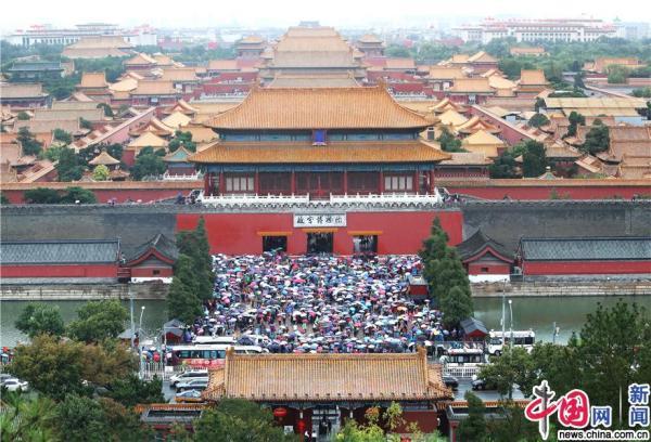 【手机中国网】北京迎降雨降温天气 游客游览热情依旧不减