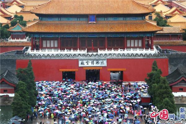 【手机中国网】北京迎降雨降温天气 游客游览热情依旧不减