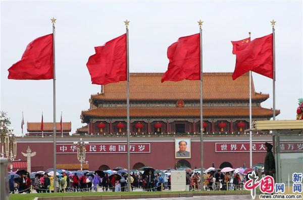 【手机中国网】北京迎降雨降温天气 游客游览热情依旧不减