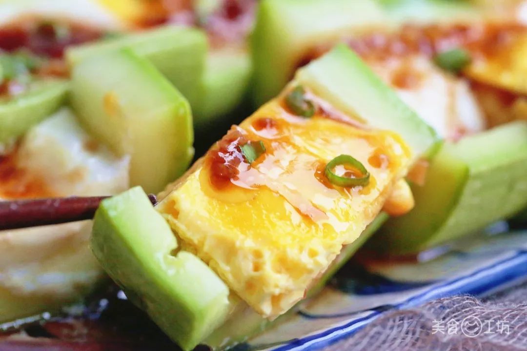 美食工坊：2根西葫芦，4个鸡蛋，不用炒，不用煮，太香了，比吃肉都过瘾