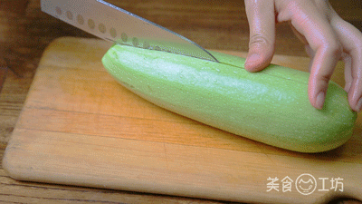 美食工坊：2根西葫芦，4个鸡蛋，不用炒，不用煮，太香了，比吃肉都过瘾
