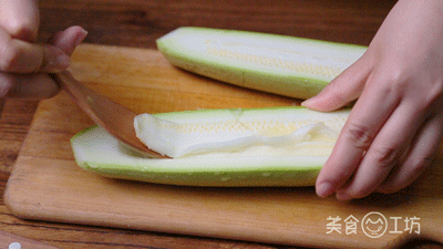美食工坊：2根西葫芦，4个鸡蛋，不用炒，不用煮，太香了，比吃肉都过瘾