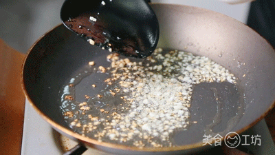 美食工坊：2根西葫芦，4个鸡蛋，不用炒，不用煮，太香了，比吃肉都过瘾