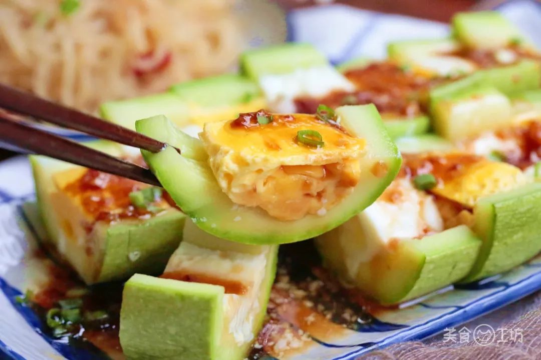 美食工坊：2根西葫芦，4个鸡蛋，不用炒，不用煮，太香了，比吃肉都过瘾