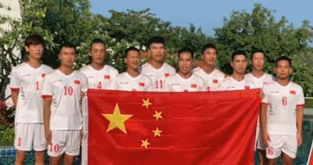玩球志：我们是冠军！这支中国队在球场上横扫日韩伊，为中国足球扬眉吐气