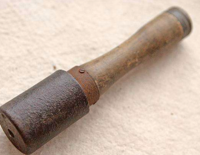 日本教官训练新兵用手雷拔掉保险栓做示范结果炸死5个人