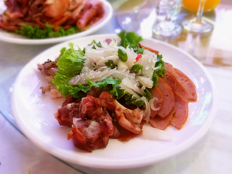 晒晒我们东北饭店的大盘菜,8个菜400元,看看值吗