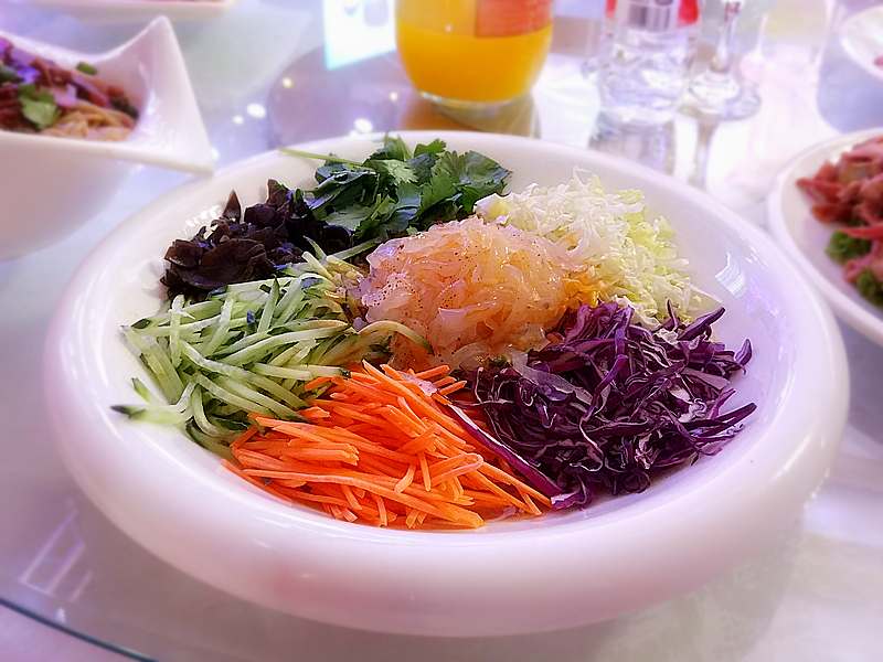 晒晒我们东北饭店的大盘菜,8个菜400元,看看值吗