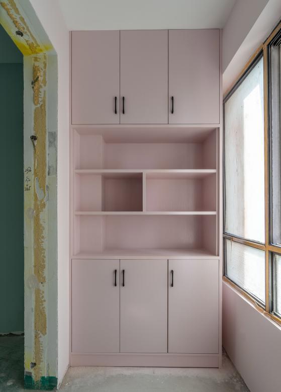 #中国质量万里行#阳台下水管外露太丑，请木工打个收纳柜，直接包到顶，粉色好洋气