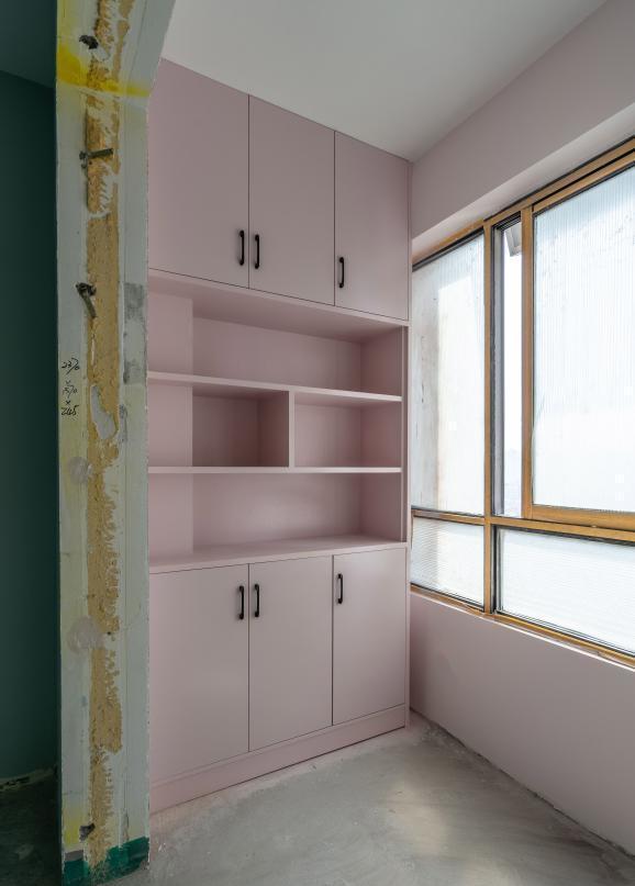 #中国质量万里行#阳台下水管外露太丑，请木工打个收纳柜，直接包到顶，粉色好洋气