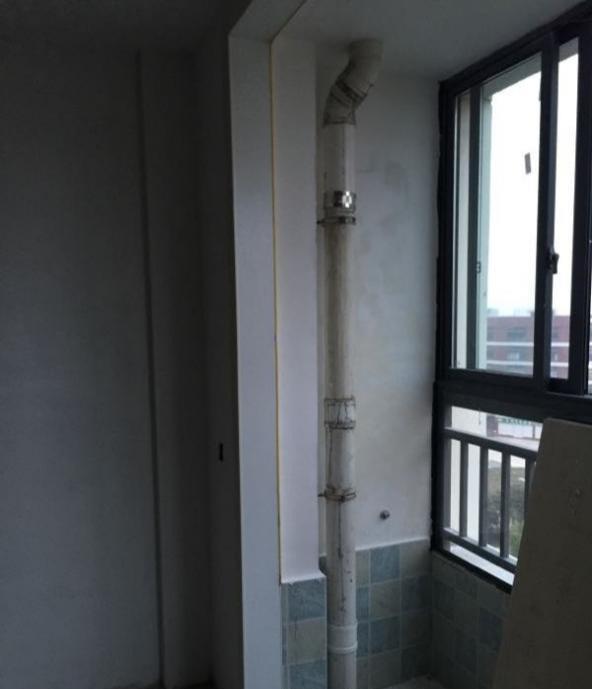 #中国质量万里行#阳台下水管外露太丑，请木工打个收纳柜，直接包到顶，粉色好洋气