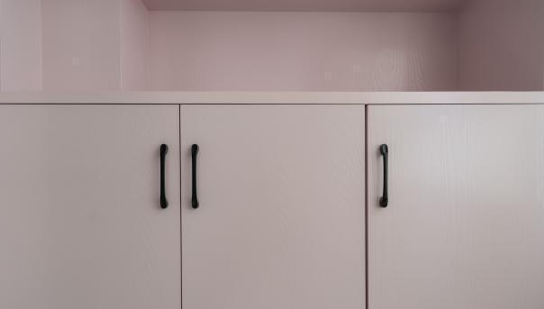 #中国质量万里行#阳台下水管外露太丑，请木工打个收纳柜，直接包到顶，粉色好洋气