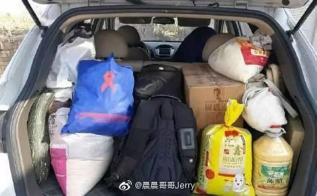 「半岛晨报」网友狂晒返程后备箱！有父母放了一头猪进去……