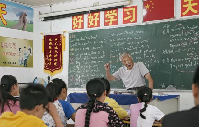 [半岛晨报]这一届老年人太硬核！年轻人看完瑟瑟发抖……