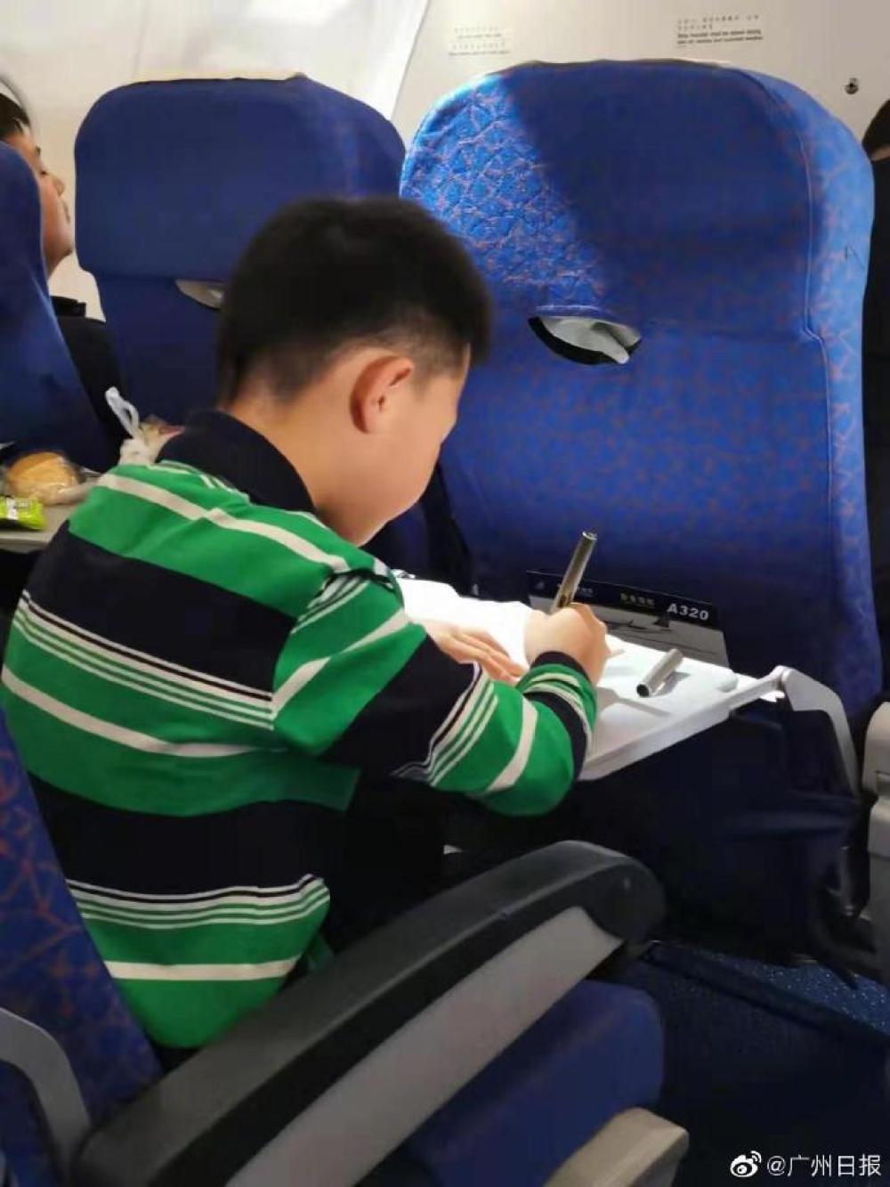 #经济日报#说不出的滋味！假期结束，飞机上孩子们都在写作业