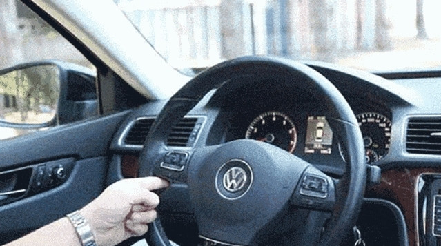 #中国质量万里行#高速开到120km/h, 你用单手开车还是用双手？