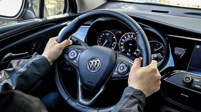 #中国质量万里行#高速开到120km/h, 你用单手开车还是用双手？