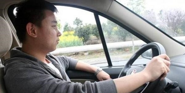 #中国质量万里行#高速开到120km/h, 你用单手开车还是用双手？